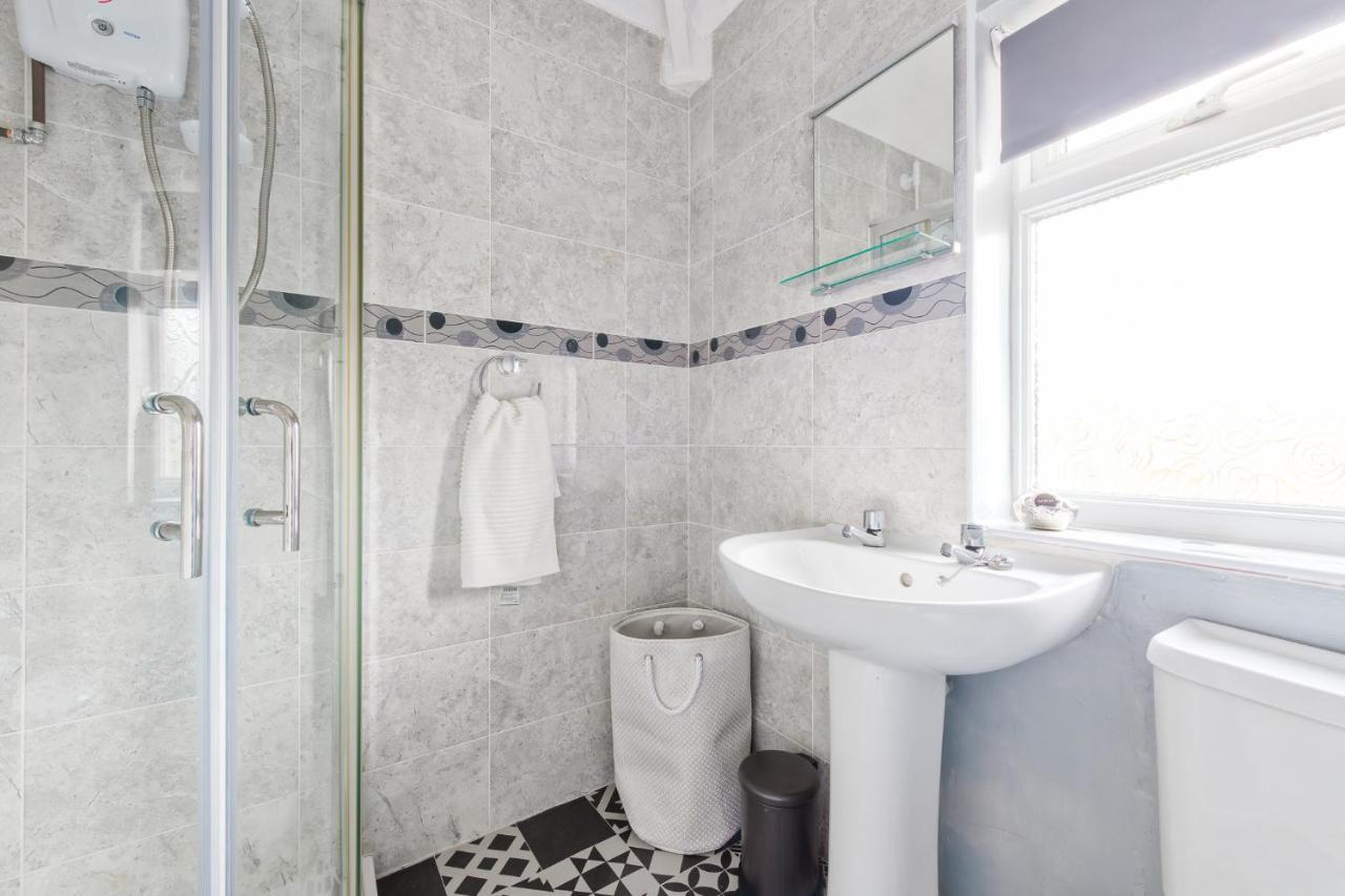 Rookwood House - Spacious Home With Free Parking - Short Stay Leeds Лийдс Екстериор снимка